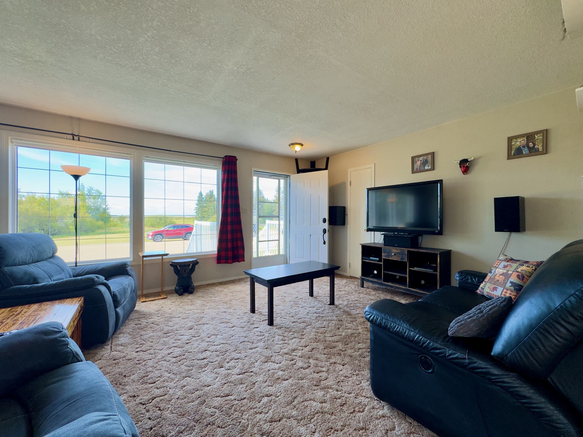 Featured view 1 of 4844 47 Avenue